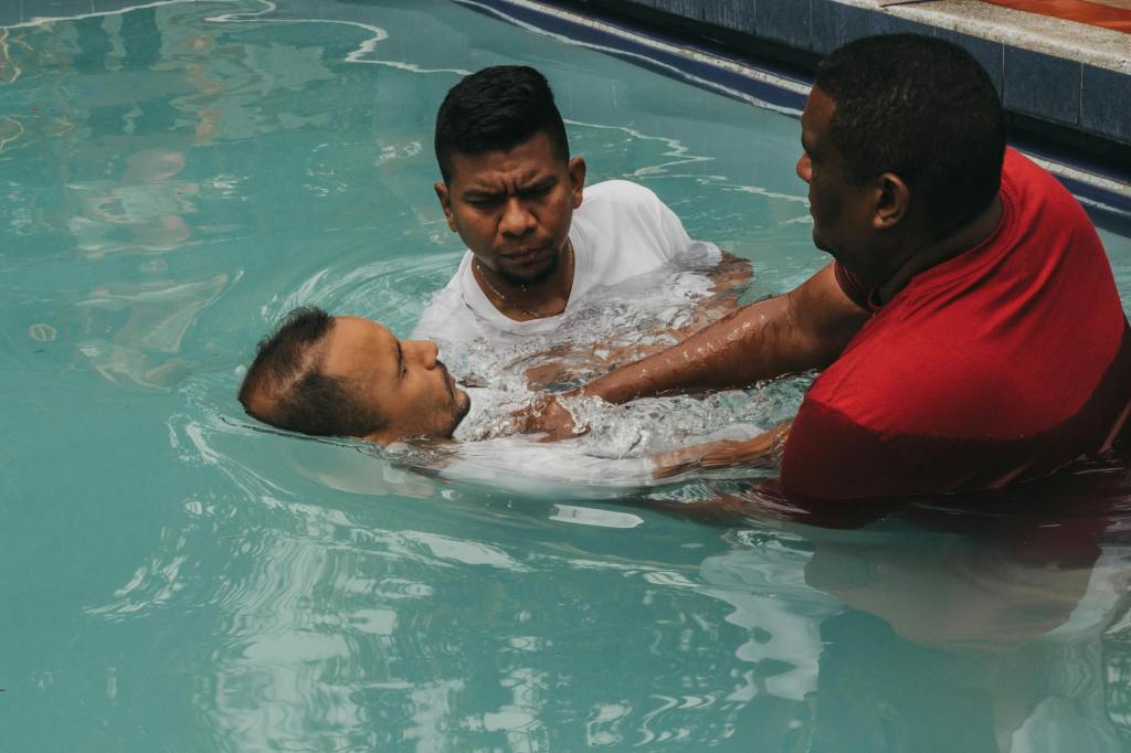 Should a Christian get&nbsp;baptized?